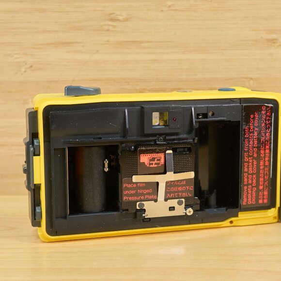 Minolta Weathermatic Dual 35 35mm Film, Underwater, Point and Shoot Camera - Picture 6 of 7